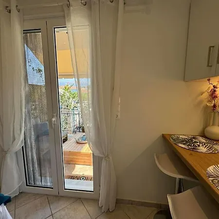 Apartment Reginas Studios & Apts-Bougainvillea Studio Suite Fiscardo With Private Terrace *