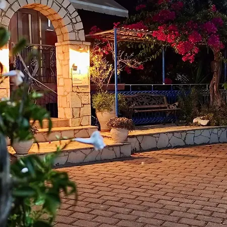 Reginas Studios & Apts-Bougainvillea Studio Suite Fiscardo With Private Terrace Apartment *