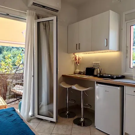 Reginas Studios & Apts-Bougainvillea Studio Suite Fiscardo With Private Terrace *