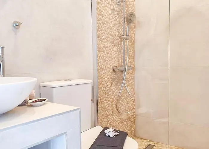 Reginas & Apts-bougainvillea Fiscardo With Private Terrace Apartment *